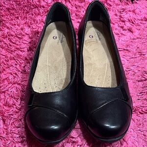 CLARKS - Black Leather Round-Toe Dress Shoes (SZ. 8)